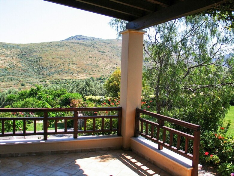 Villa Phaedra With Pool And View