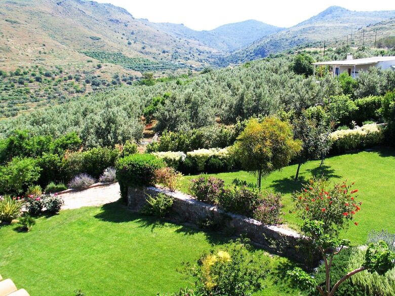 Villa Phaedra With Pool And View