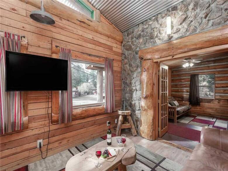 Cabana Dancing Bear, 2 Bedrooms, Front Porch, Midtown, Sleeps 6