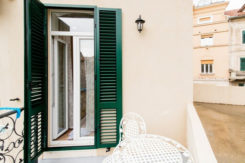 Boutique Apartment With Balcony