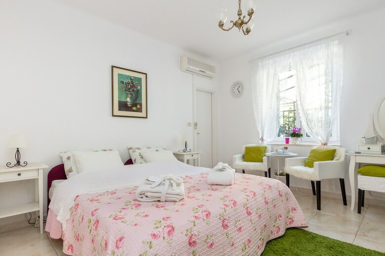 For All Seasons Apartment With Garden