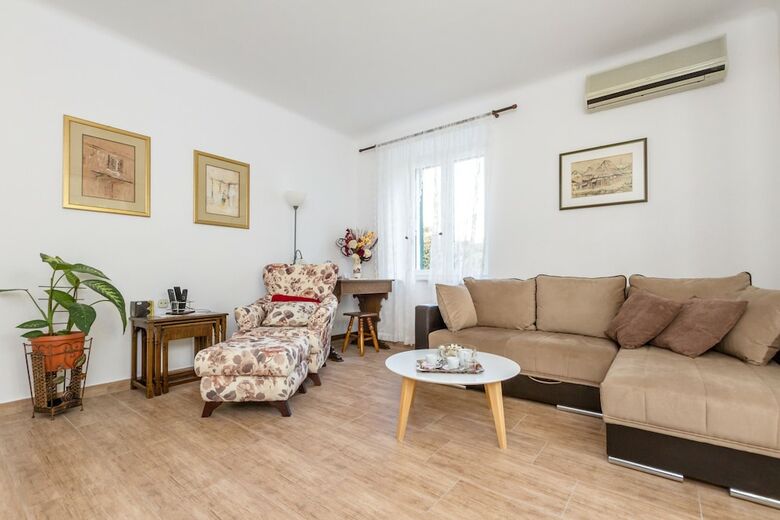 For All Seasons Apartment With Garden