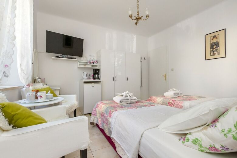 For All Seasons Apartment With Garden