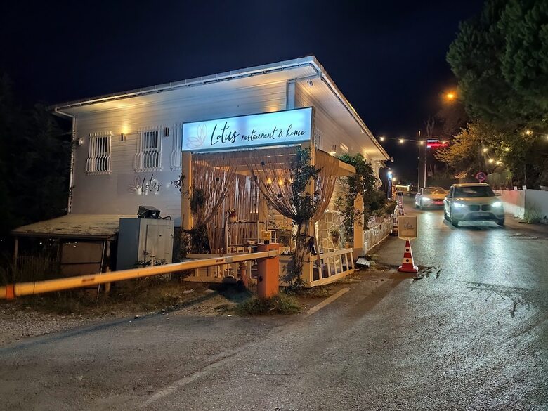 Hotel Lotus Restaurant & Home
