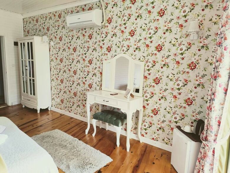 Hotel Lotus Restaurant & Home