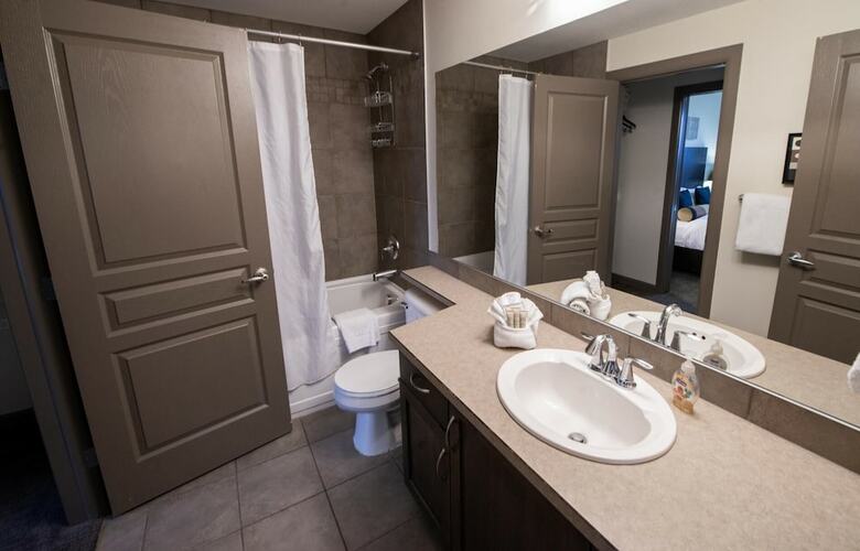 Bright Apartment Facing Pool Area #423