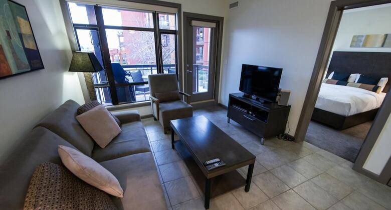 Bright Apartment Facing Pool Area #423