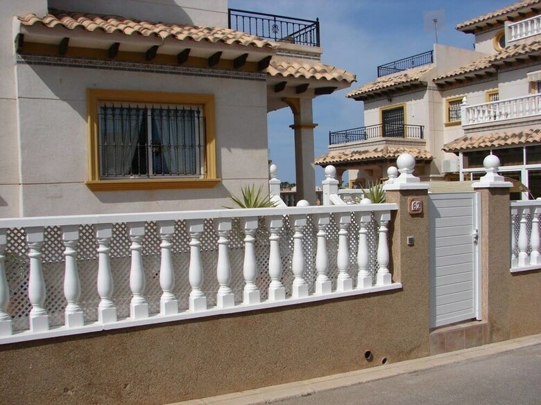 Residencia Beautiful 3-bed House With Communal Pool