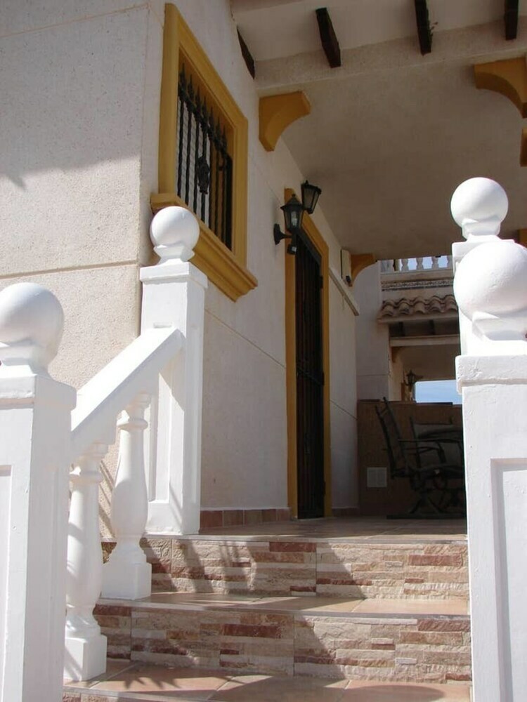 Residencia Beautiful 3-bed House With Communal Pool