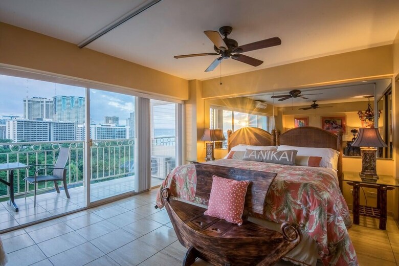 Beach Front Waikiki Shore 1116