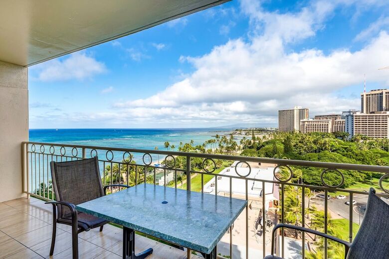 Beach Front Waikiki Shore 1116