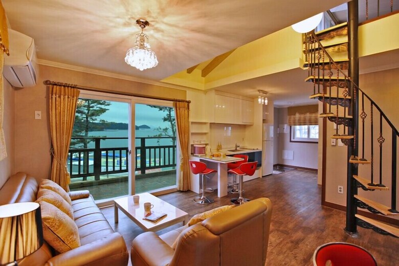 Tongyoung Beach Castle Pension