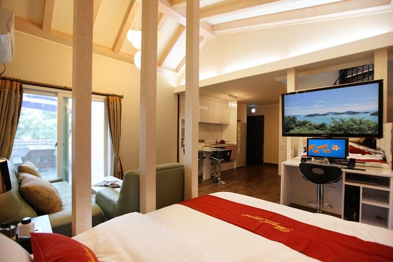 Tongyoung Beach Castle Pension