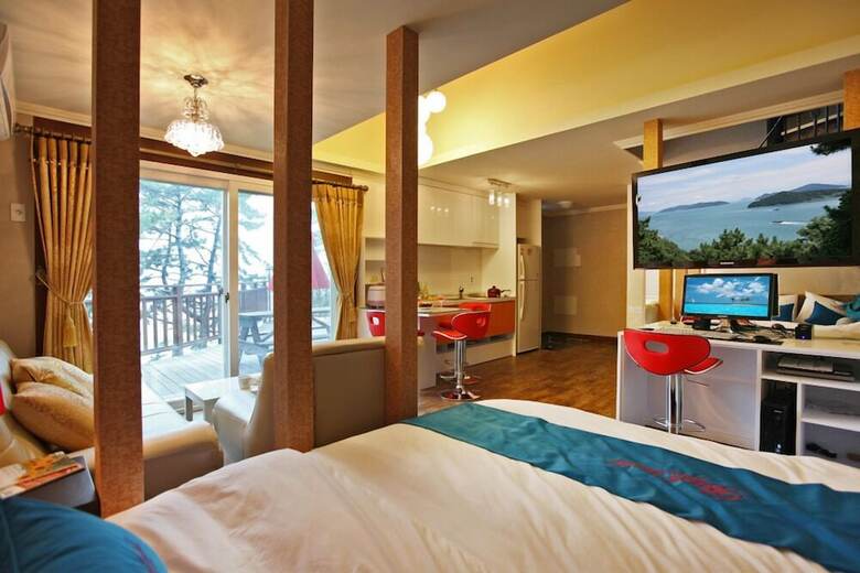 Tongyoung Beach Castle Pension