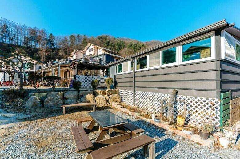 Mountain And Water Pension