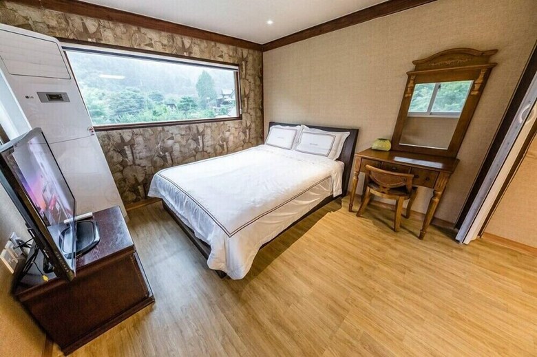 Mountain And Water Pension
