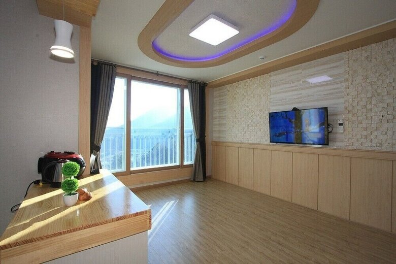 Nuri (Blue Road Town Pension