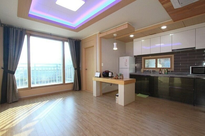 Nuri (Blue Road Town Pension