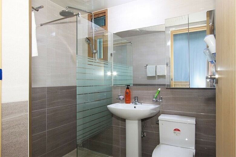 Nuri (Blue Road Town Pension