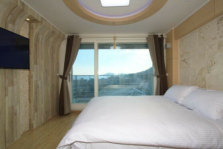 Jangmi (Blue Road Town Pension