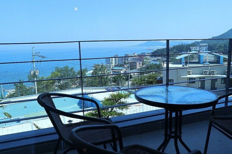 Hayanjip (Blue Road Town Pension