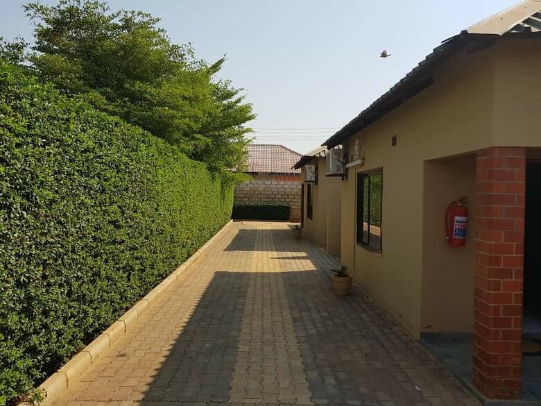 Hotel Ticheze Lodge And Car Hire