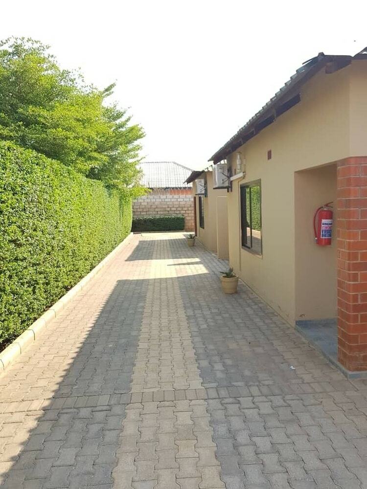 Hotel Ticheze Lodge And Car Hire