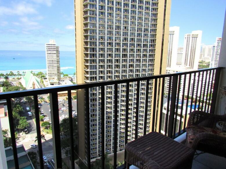 Waikiki Banyan Oceanview 24th Floor