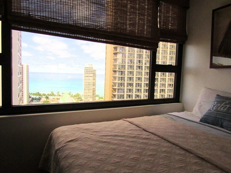 Waikiki Banyan Oceanview 24th Floor
