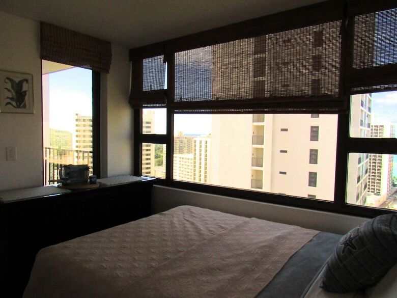 Waikiki Banyan Oceanview 24th Floor