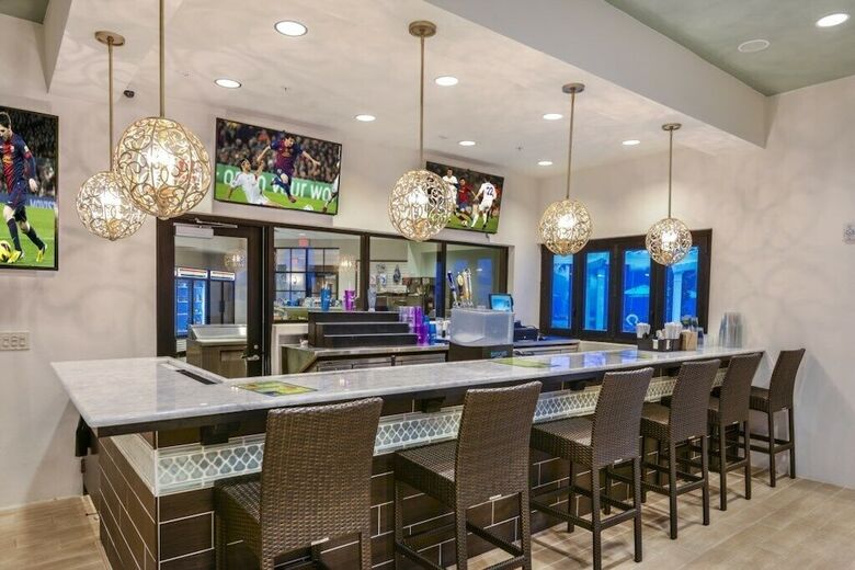 9 Bedroom Vacation Home In Windsor At Westside
