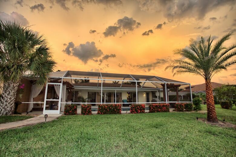 Riviera Delphin - Epic Sunsets