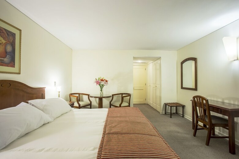 Mr Hotel (Ex Hotel Neruda)