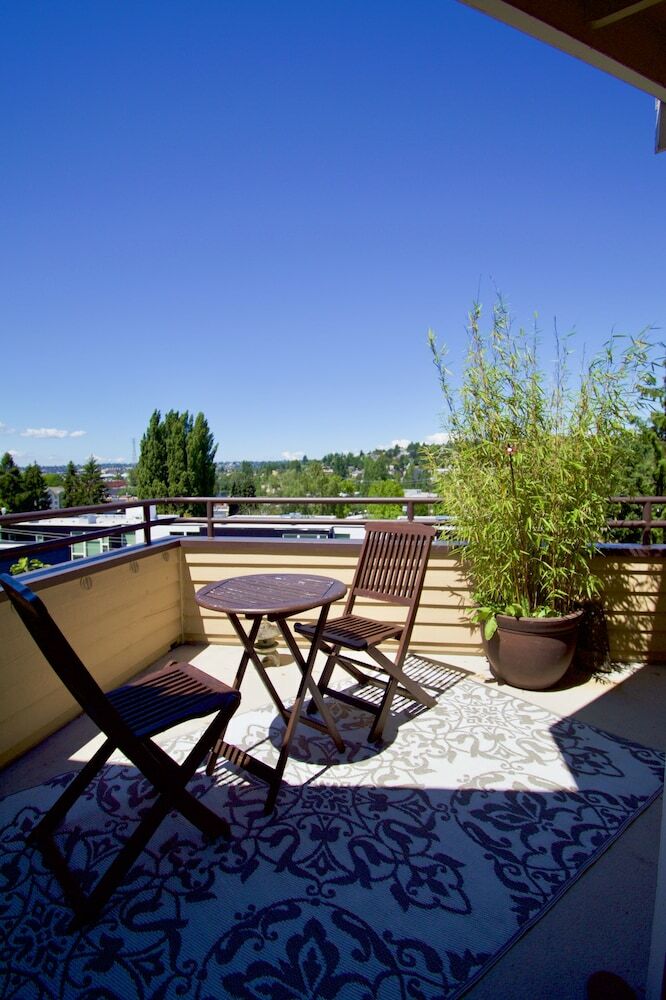 Bed & Breakfast Walkable Ots Mid Century Condo-pool