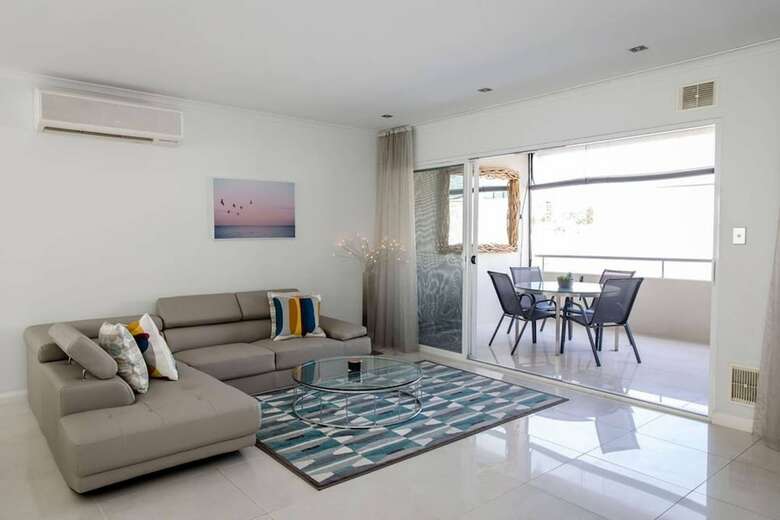 Stylish Executive Apartment With Balcony