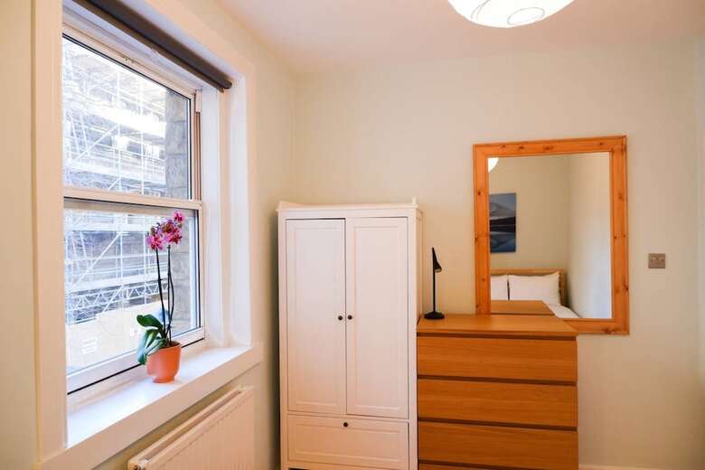 Welcoming And Spacious 2 Bedroom Apartment In Central Bristo Square