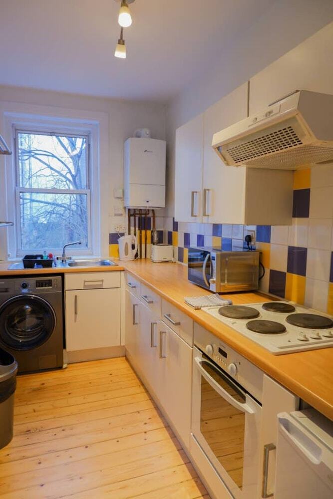 Welcoming And Spacious 2 Bedroom Apartment In Central Bristo Square