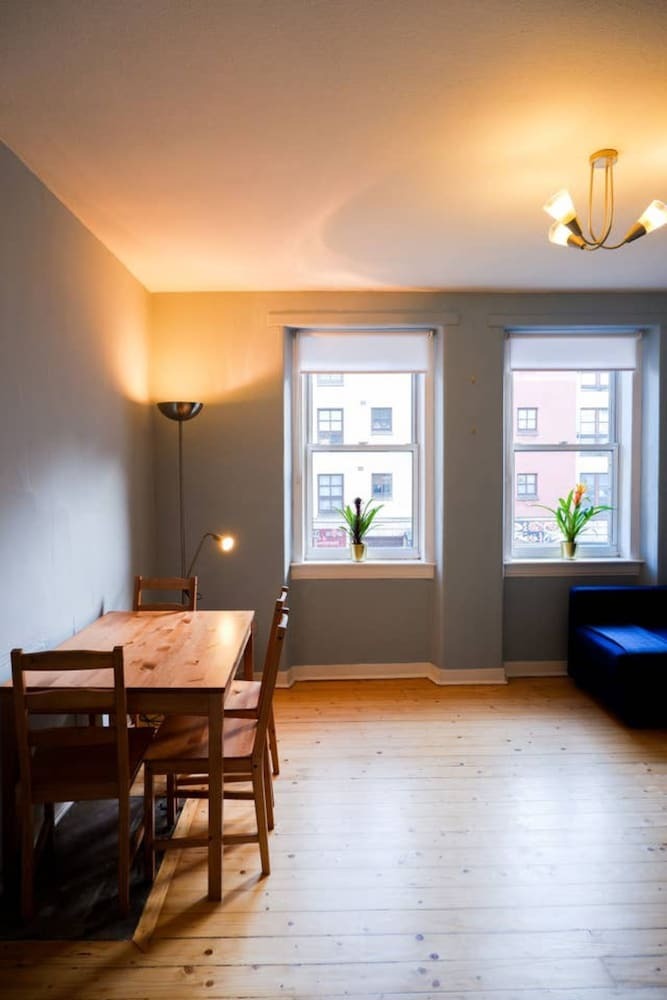 Welcoming And Spacious 2 Bedroom Apartment In Central Bristo Square