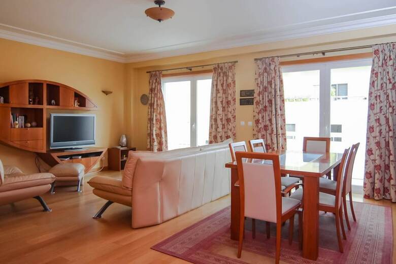 3 Bedroom Apartment By The Sea With Balcony