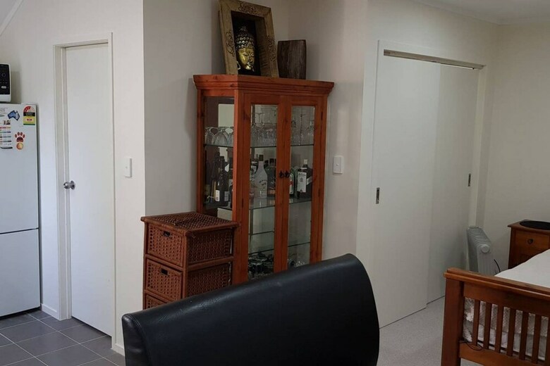 Beautiful And Bright Studio Apartment Near Botany Downs