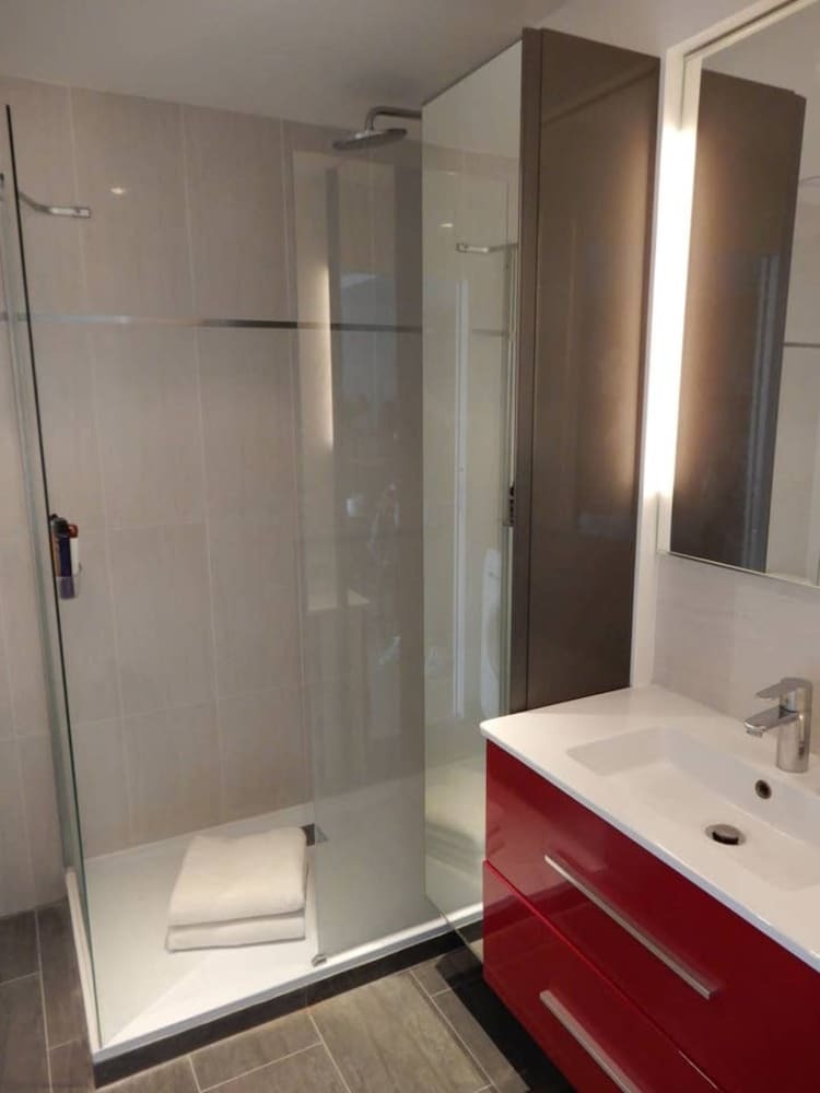 Modern 1 Bedroom Apartment Near Eiffel Tower