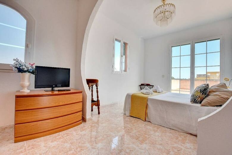 Villa - 5 Bedrooms With Pool And Wifi - 107783