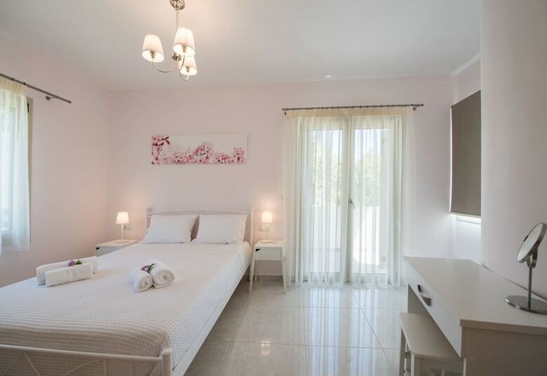 Bounatsa Studios & Apartments