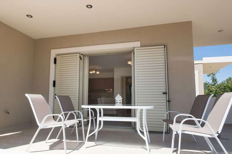 Bounatsa Studios & Apartments