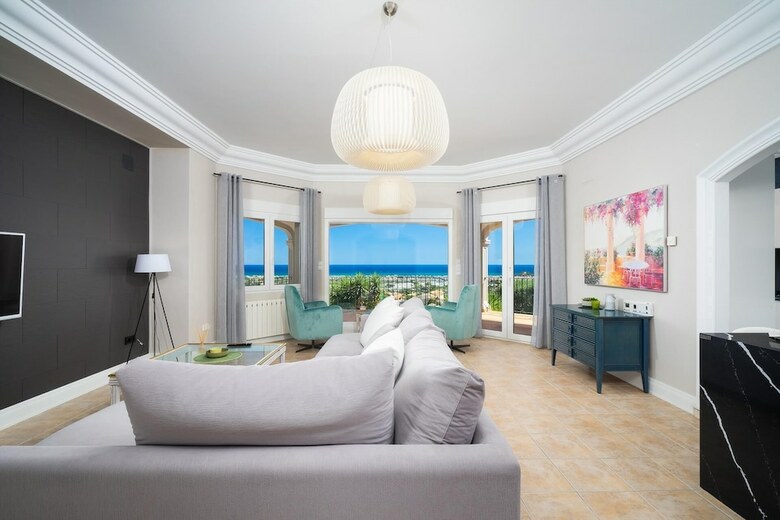 Marvelous 5-bed Villa With Panoramic Sea View