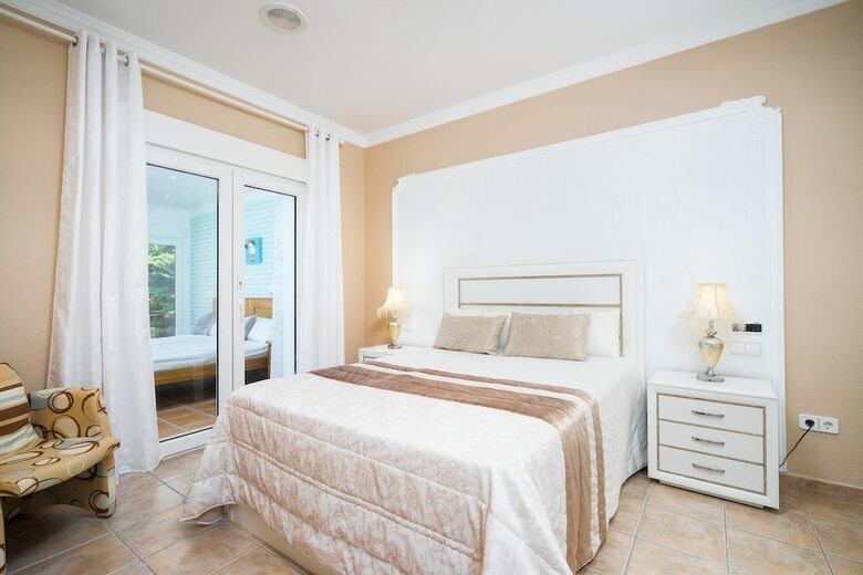 Marvelous 5-bed Villa With Panoramic Sea View
