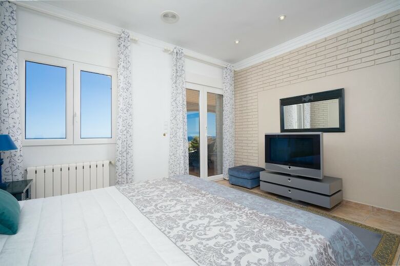 Marvelous 5-bed Villa With Panoramic Sea View