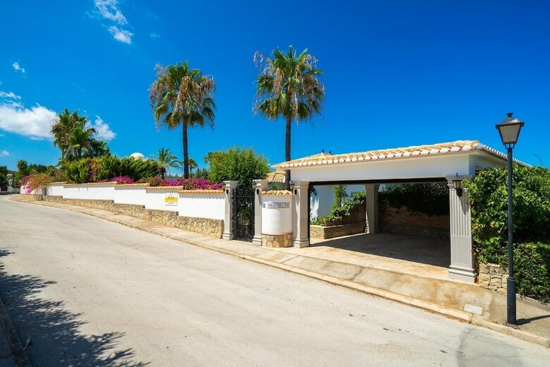 Marvelous 5-bed Villa With Panoramic Sea View