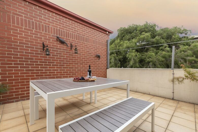 Tranquil Townhouse In Port Melbourne