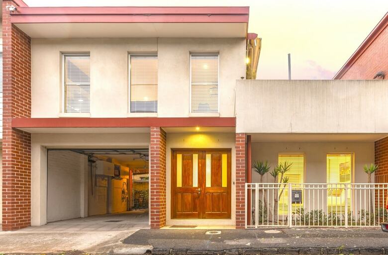 Tranquil Townhouse In Port Melbourne